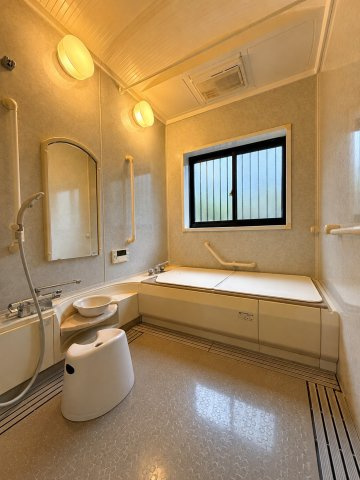 駅まで歩７分でこの広さ。木の温もり×倉庫付き約157坪の家の浴室|広く使いやすいお風呂です