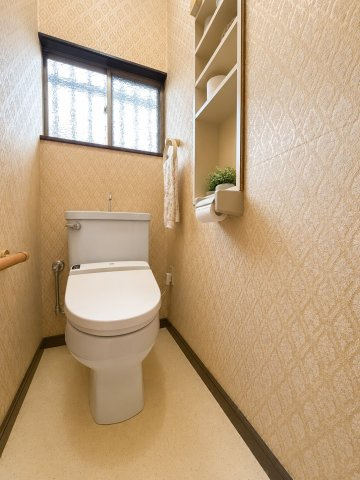 駅まで歩７分でこの広さ。木の温もり×倉庫付き約157坪の家のトイレ|清潔感のあるトイレです