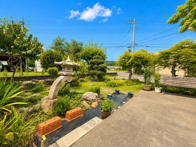 駅まで歩７分でこの広さ。木の温もり×倉庫付き約157坪の家の庭|お庭でゆったりと過ごせます