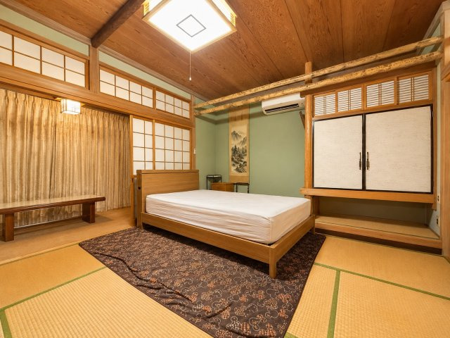 駅まで歩７分でこの広さ。木の温もり×倉庫付き約157坪の家の和室|和室がひろがる居住スペース