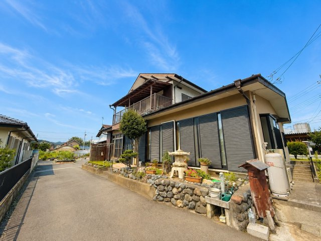 駅まで歩７分でこの広さ。木の温もり×倉庫付き約157坪の家