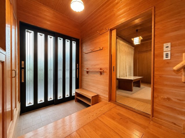 駅まで歩７分でこの広さ。木の温もり×倉庫付き約157坪の家の玄関|ゆったりとした玄関です