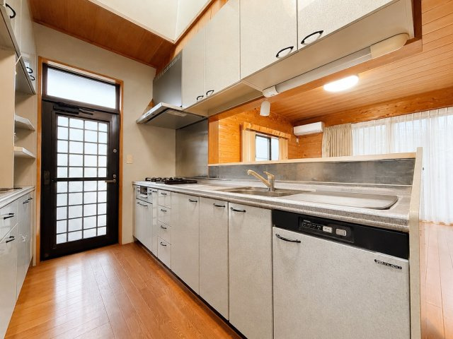 駅まで歩７分でこの広さ。木の温もり×倉庫付き約157坪の家のキッチン|使いやすいキッチンです