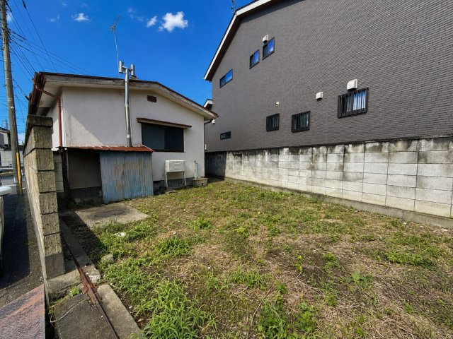 駅近で平屋暮らし×リノベで生まれ変わった鹿島町の家の庭|駐車スペースにもなります