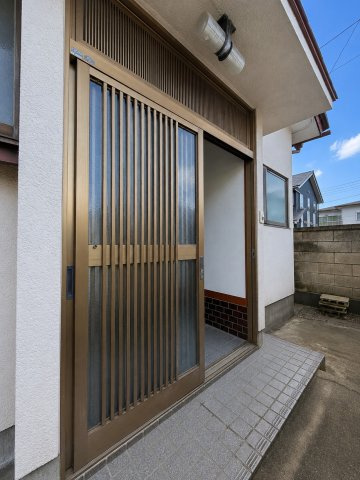 駅近で平屋暮らし×リノベで生まれ変わった鹿島町の家の玄関|玄関です