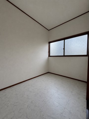 駅近で平屋暮らし×リノベで生まれ変わった鹿島町の家の洋室|スタンダードな洋室です