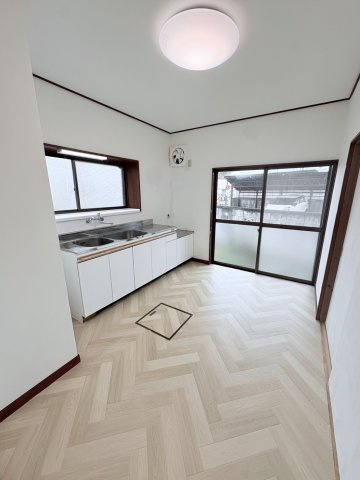 駅近平屋暮らし×リノベで生まれ変わった鹿島町の家の居間・リビング|使いやすいキッチンです