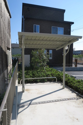 駐車場側　屋根付き駐輪場