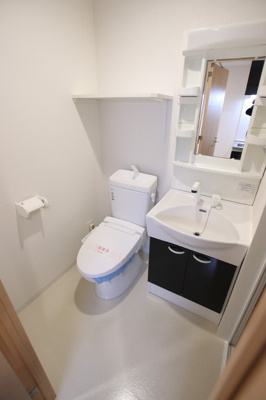 洗面スペース☆トイレが同じだと朝は楽チン♪