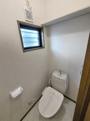 温水洗浄便座付きのトイレ
