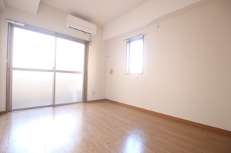 ★角部屋で二面に窓のあるお部屋です★
