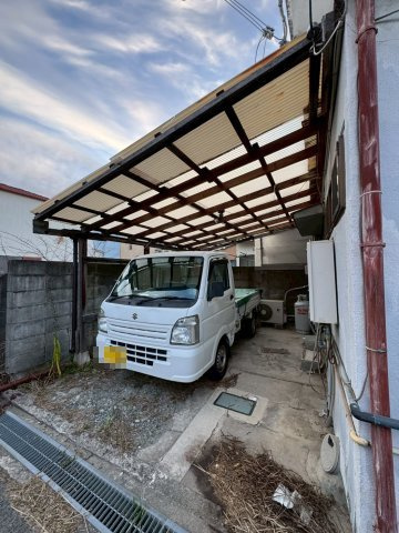 有本戸建11-17の駐車場