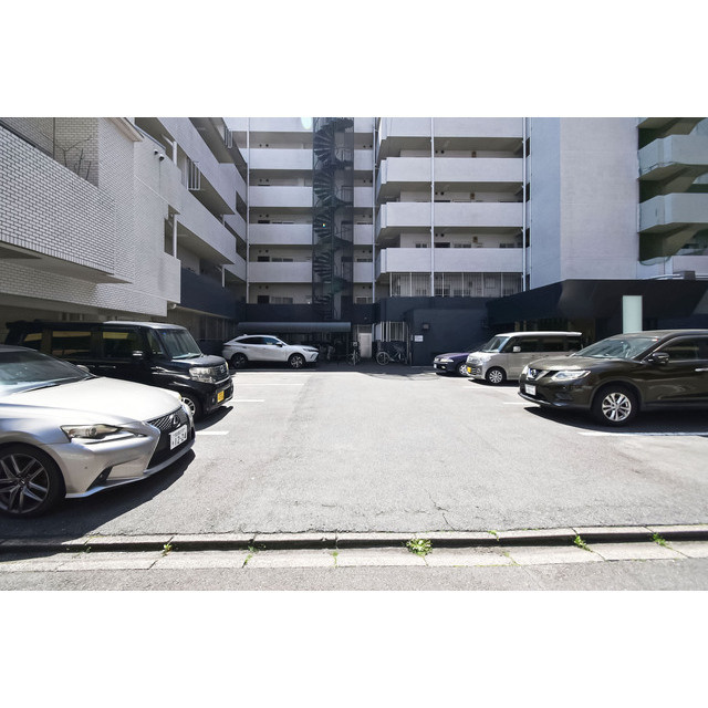 レジデンス代官町スクエアの駐車場