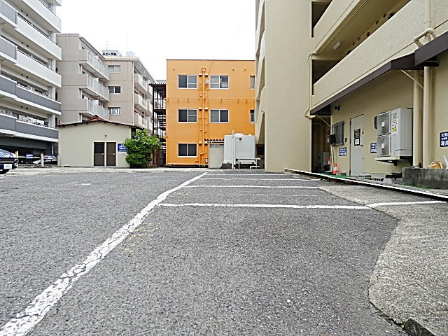 富善ビルの駐車場