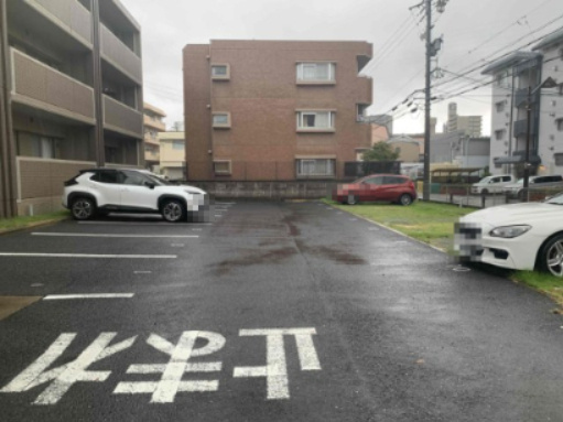 レージュ信和の駐車場