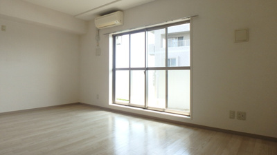 【LDK10.5帖】　南西向きの窓から光を取り込みます★