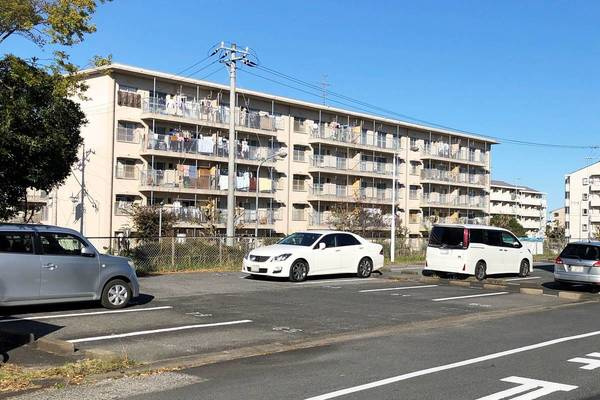 ビレッジハウス成田2号棟の駐車場