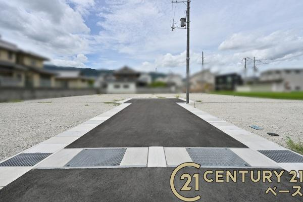 葛城市西室の売地の前面道路含む現地写真|■現地撮影写真■お買い物施設が近く便利な環境！