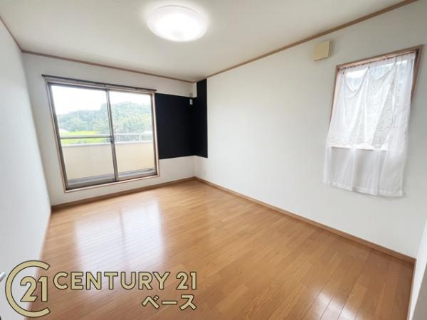 生駒郡平群町若葉台３丁目の中古一戸建の洋室|■現地撮影写真■2階の洋室、収納も沢山あって便利ですね！