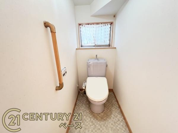 生駒郡平群町若葉台３丁目の中古一戸建のトイレ|■現地撮影写真■１・２階ともに清潔感のある綺麗なお手洗を完備！