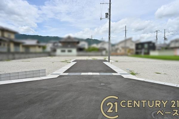 葛城市西室の売地の前面道路含む現地写真|■現地撮影写真■お買い物施設が近く便利な環境！