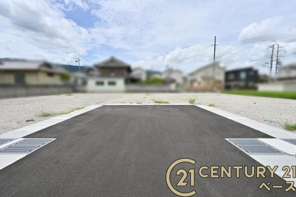 葛城市西室の売地の前面道路含む現地写真|■現地撮影写真■お買い物施設が近く便利な環境！