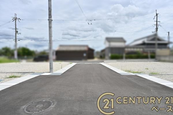 葛城市西室の売地の前面道路含む現地写真|■現地撮影写真■前面道路も広々としていて安心！