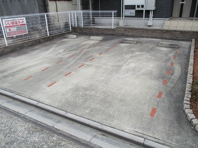 ラッフィナートの駐車場