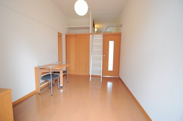 レオパレス西陵の居間・リビング