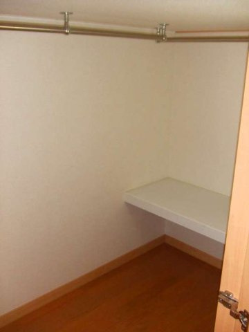 レオパレスヴェラ　コートの内装|ウォークインクローゼット内部