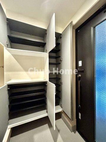 葛飾区小菅3丁目新築分譲住宅の玄関|【玄関】玄関には大型のシューズクローゼットを設置しておりますのでいつでもスッキリりとした空間を保てます。玄関周りを清潔に使うのはとても大事なことですよね。