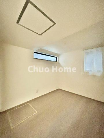 葛飾区小菅3丁目新築分譲住宅の子供部屋|【子供部屋】お子様を持つ家庭の約6割が「家族や子どものため」に購入を希望。入学後の転校を避け、広い空間でのびのび育てたいなどの親心が、家探しのきっかけになっているようです。