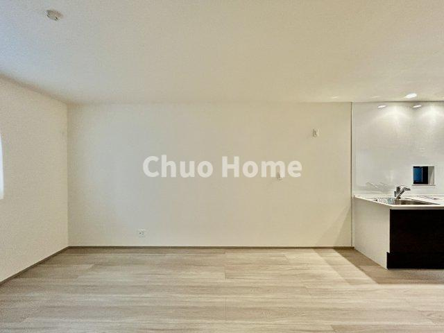 葛飾区小菅3丁目新築分譲住宅のダイニング|【ダイニング】忙しい朝でも、しっかり家族が揃って食事をして頂けるゆとりある大きさのダイニングスペース。奥様が作る手料理をカウンター越しに受けとって頂き、テーブルで囲む素敵な時間を存分に愉しんで下さい。