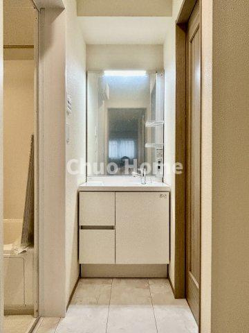 葛飾区小菅3丁目新築分譲住宅の独立洗面台|【洗面化粧台】洗面化粧台には三面鏡を採用。身だしなみを整えやすい事はもちろんですが、鏡の後ろに収納スペースを設ける事により、散らかりやすい洗面スペースをすっきりさせる事が出来るのも嬉しいですね