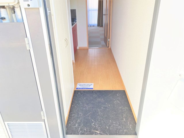 レオパレスルームス北越の玄関