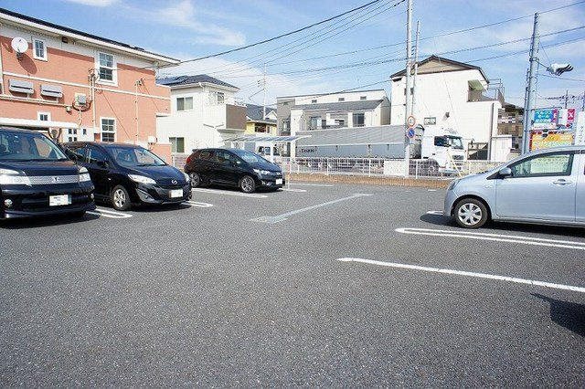 カーラの駐車場