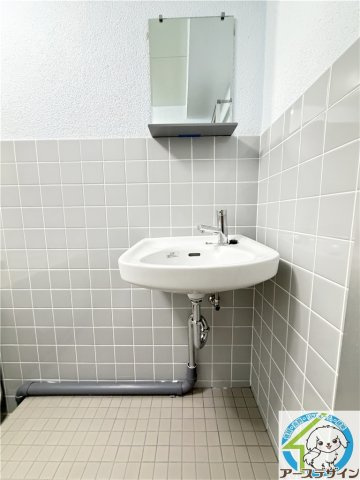 明石市樽屋町のアパートの洗面所
