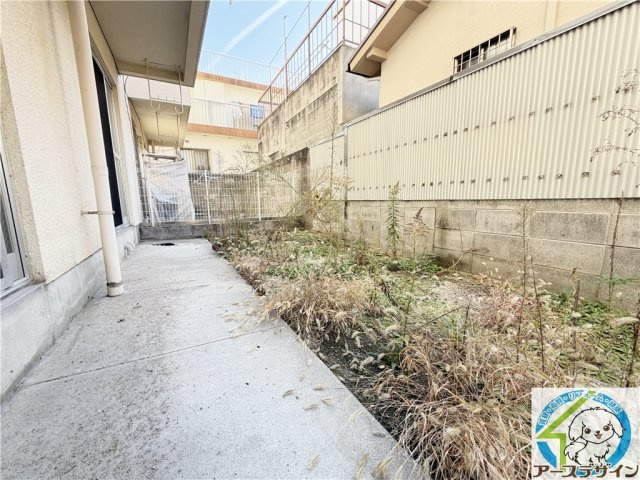 明石市樽屋町のアパートの庭