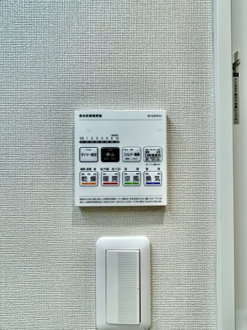 オリンポス八広の冷暖房・空調設備|【浴室乾燥機】暖房・冷風・換気・乾燥が可能です。毎日を快適に過ごせるうれしい機能が揃っています。雨の日の洗濯物も安心です。