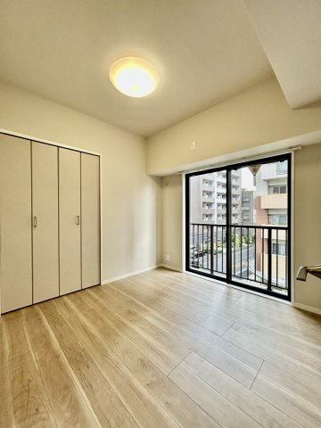 オリンポス八広の寝室|【寝室】心と体をゆったりと安らげる主寝室。寝室のゆとりが大きい分だけ、暮らしの安らぎは深まります。一日の疲れを癒すだけでなく、ご夫婦の親密な語らいを紡ぎ出します