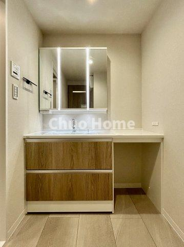 パシフィックパレス小岩の独立洗面台|【洗面化粧台】洗面化粧台には三面鏡を採用。身だしなみを整えやすい事はもちろんですが、鏡の後ろに収納スペースを設ける事により、散らかりやすい洗面スペースをすっきりさせる事が出来るのも嬉しいですね
