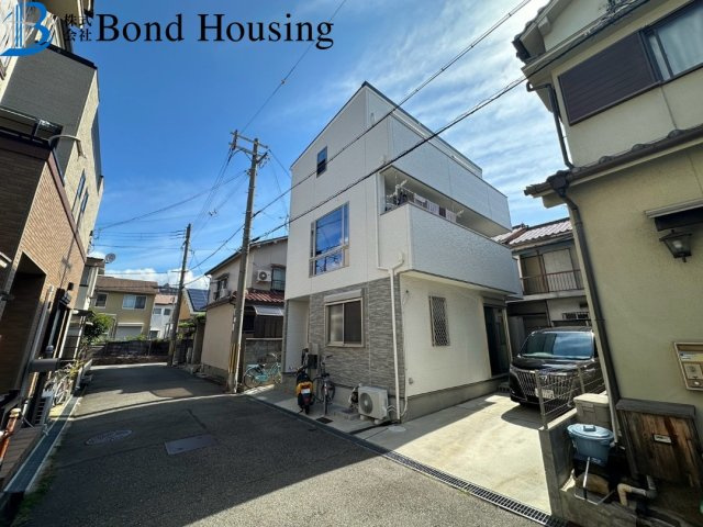 西新町駅まで徒歩8分　硯町3丁目　中古戸建　築6年の前面道路含む現地写真
