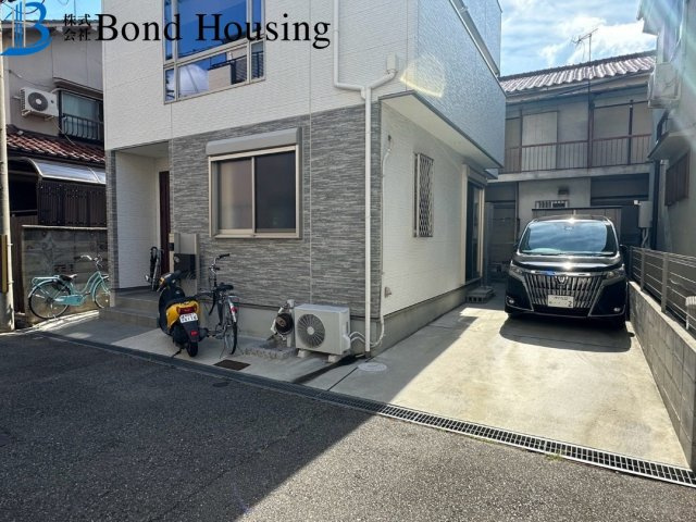 西新町駅まで徒歩8分　硯町3丁目　中古戸建　築6年の前面道路含む現地写真