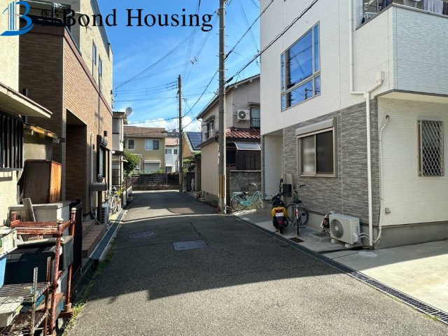 西新町駅まで徒歩8分　硯町3丁目　中古戸建　築6年の前面道路含む現地写真