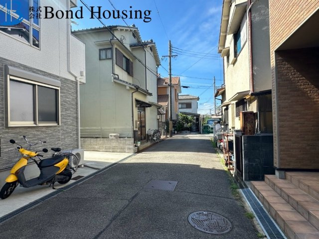 西新町駅まで徒歩8分　硯町3丁目　中古戸建　築6年の前面道路含む現地写真