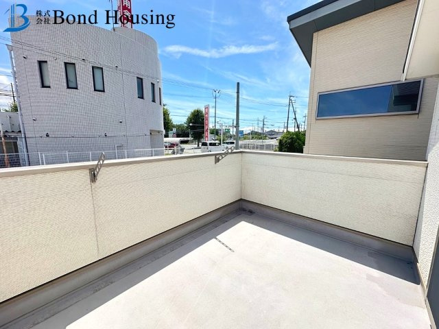 令和8年7月リフォ済　駐車並列2台　西区上新地1丁目　中古戸建のバルコニー