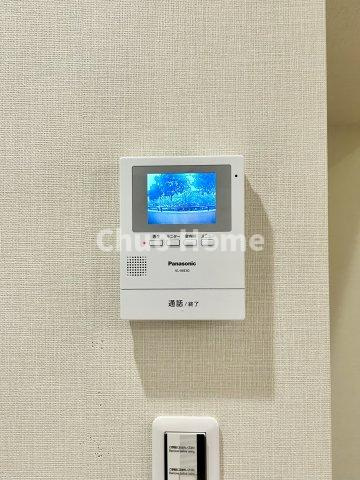 ライオンズマンション扇橋のセキュリティ|【モニターホン】誰が来たかすぐにわかるカラーモニター付きインターホン。通話ボタンを押すまでは室内の音は漏れていませんので相手を確かめてから応対できます。