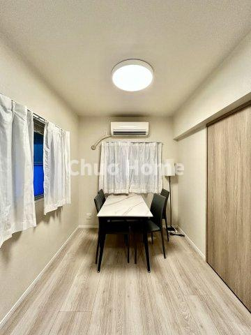 ライオンズマンション扇橋の寝室|【寝室】心と体をゆったりと安らげる主寝室。寝室のゆとりが大きい分だけ、暮らしの安らぎは深まります。一日の疲れを癒すだけでなく、ご夫婦の親密な語らいを紡ぎ出します
