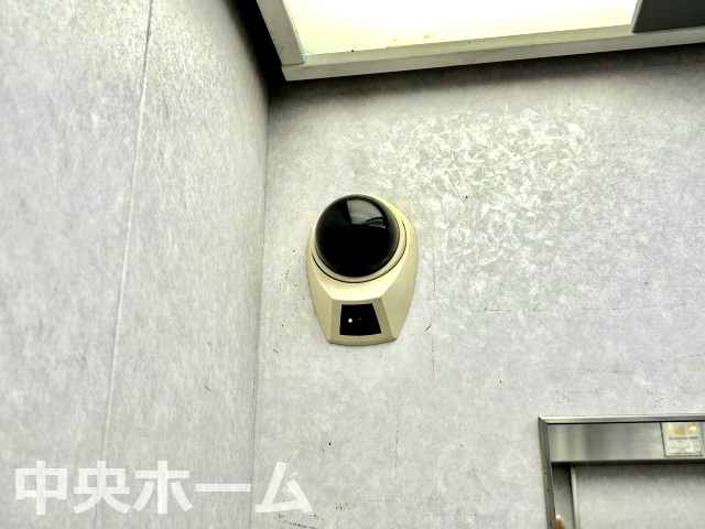 ライオンズマンション扇橋の防犯設備|【防犯カメラ】何かあった時の大事な証拠になることももちろんなりますが、防犯というくらいですので大事なのは防犯カメラがあることによって抑止力につながることですよね。