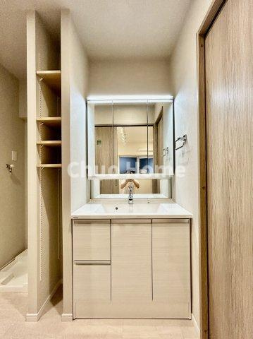 ライオンズマンション扇橋の独立洗面台|【洗面化粧台】洗面化粧台には三面鏡を採用。身だしなみを整えやすい事はもちろんですが、鏡の後ろに収納スペースを設ける事により、散らかりやすい洗面スペースをすっきりさせる事が出来るのも嬉しいですね